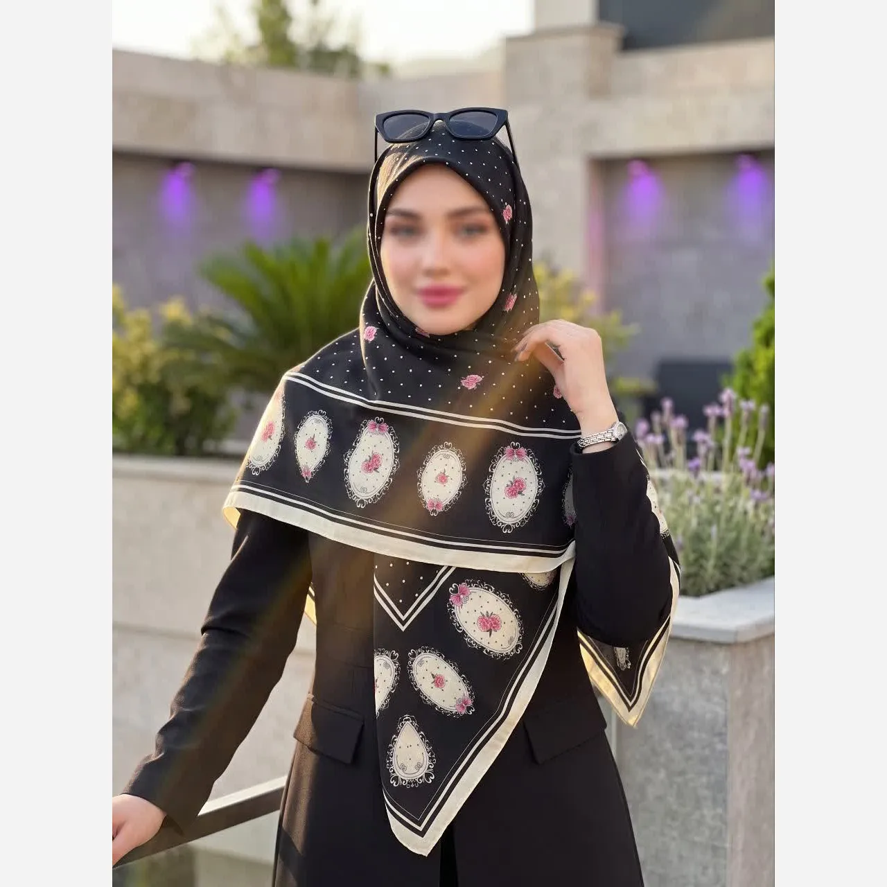 روسری نخی قواره بزرگ 140 ایستایی کامل گل سفید مشکی لطیف