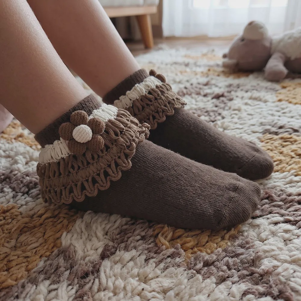 جوراب مجلسی دخترانه تک گل قهوه ای پنبه ای