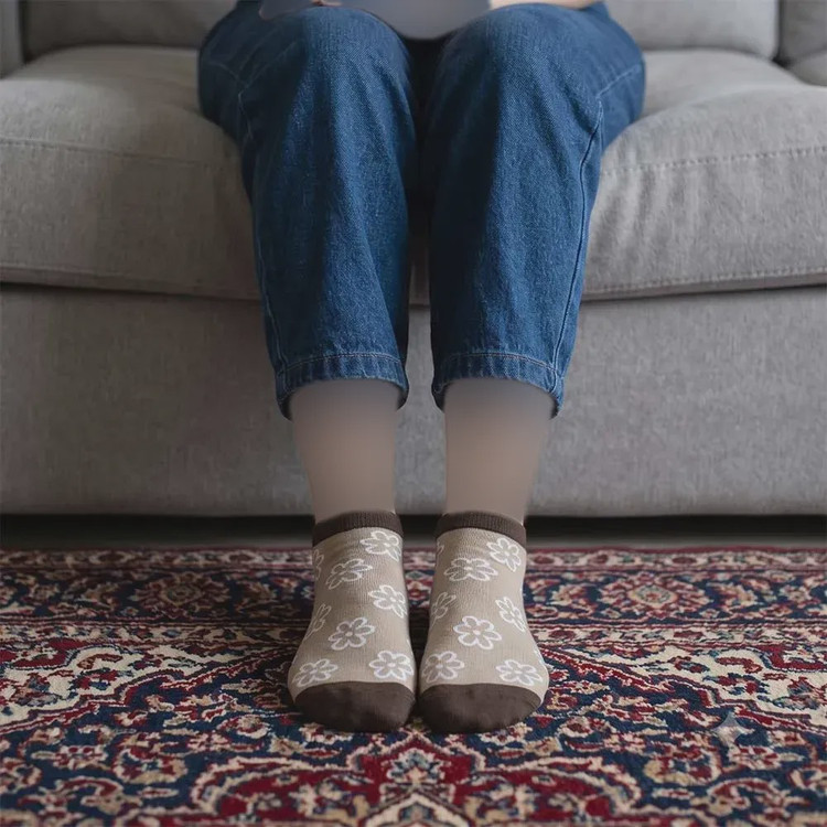 جوراب زنانه پنبهای طرح گل رنگ کرم مناسب سایز 36 تا 40 ایرانی