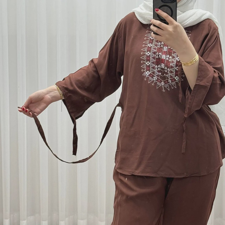 بلوز شلوار نخی مدل آیدا چاپی فری سایز مناسب تا سایز 50 شسته شده بدون آبرفت و رنگ رفت کمربند دار چهار فصل