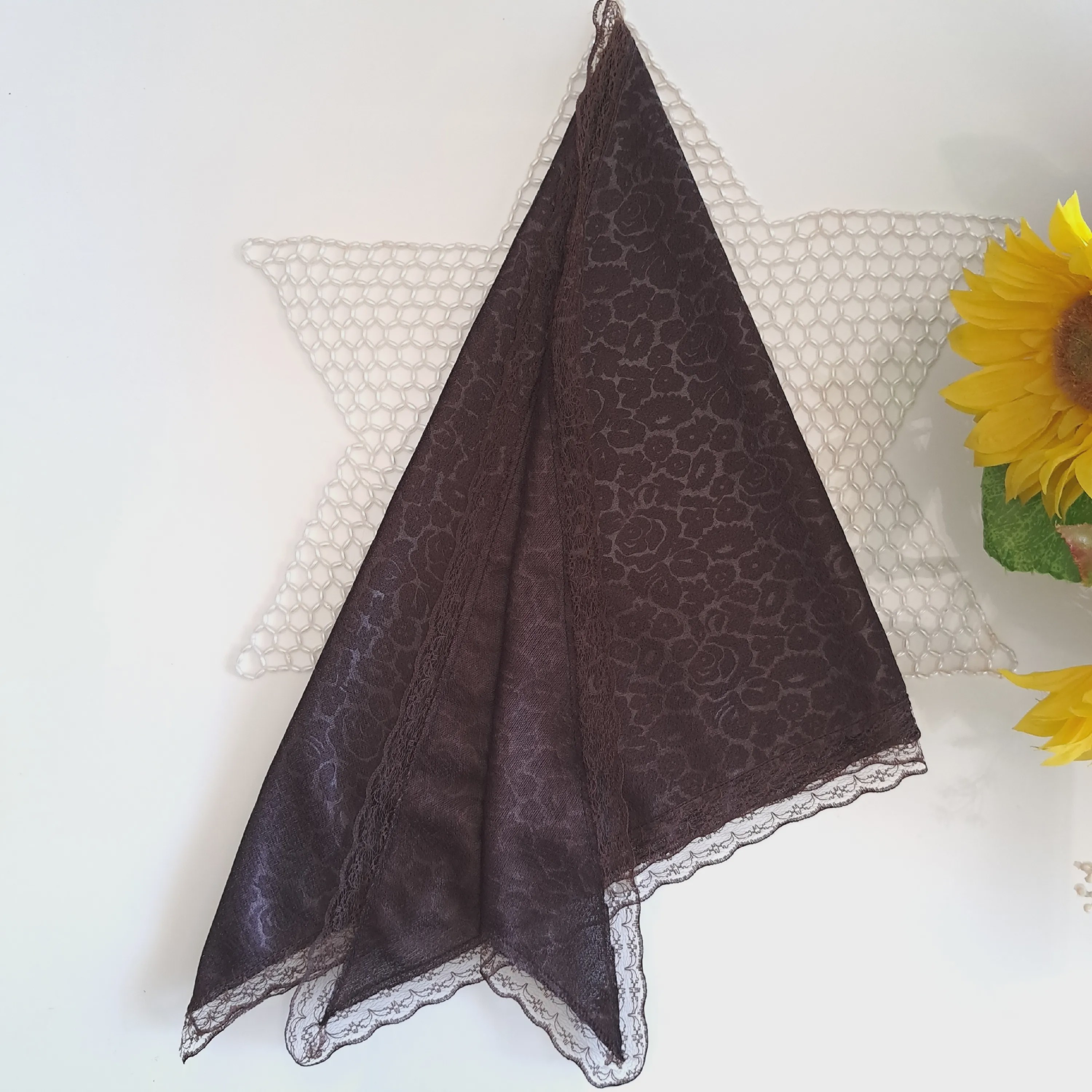 مینی اسکارف سه گوش نخی مشکی و قهوه ای طرح رز و پلنگی