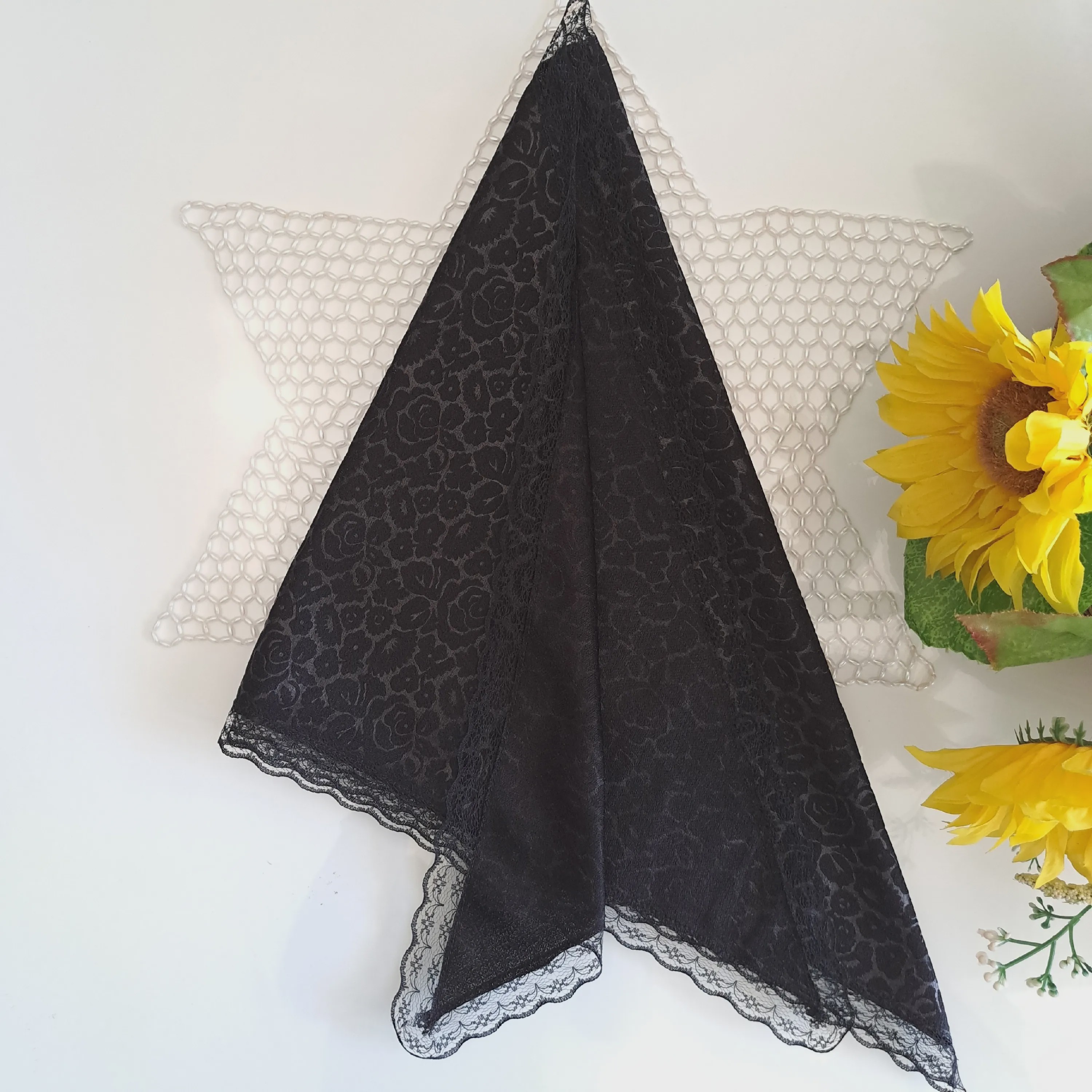 مینی اسکارف سه گوش نخی مشکی و قهوه ای طرح رز و پلنگی