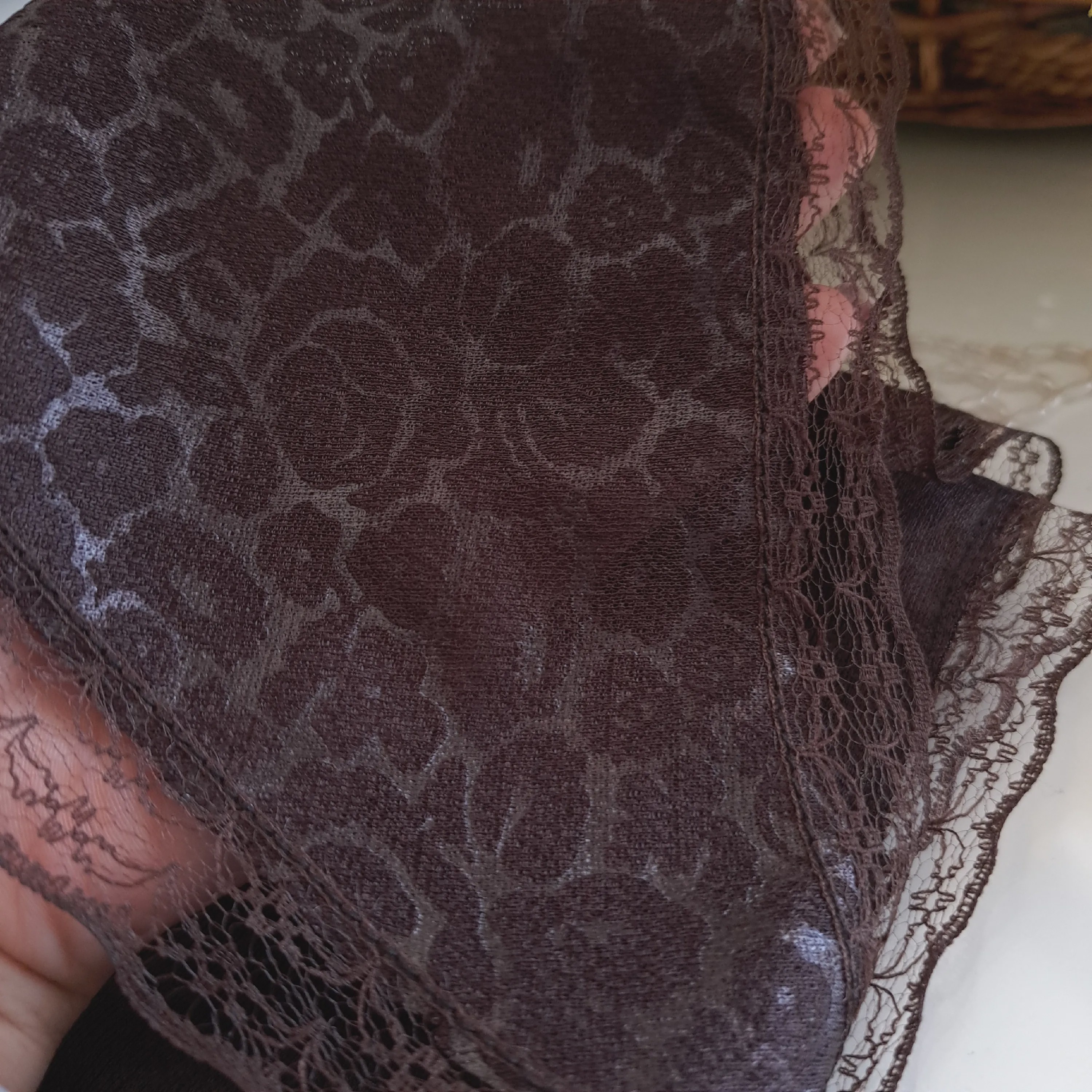 مینی اسکارف سه گوش نخی مشکی و قهوه ای طرح رز و پلنگی