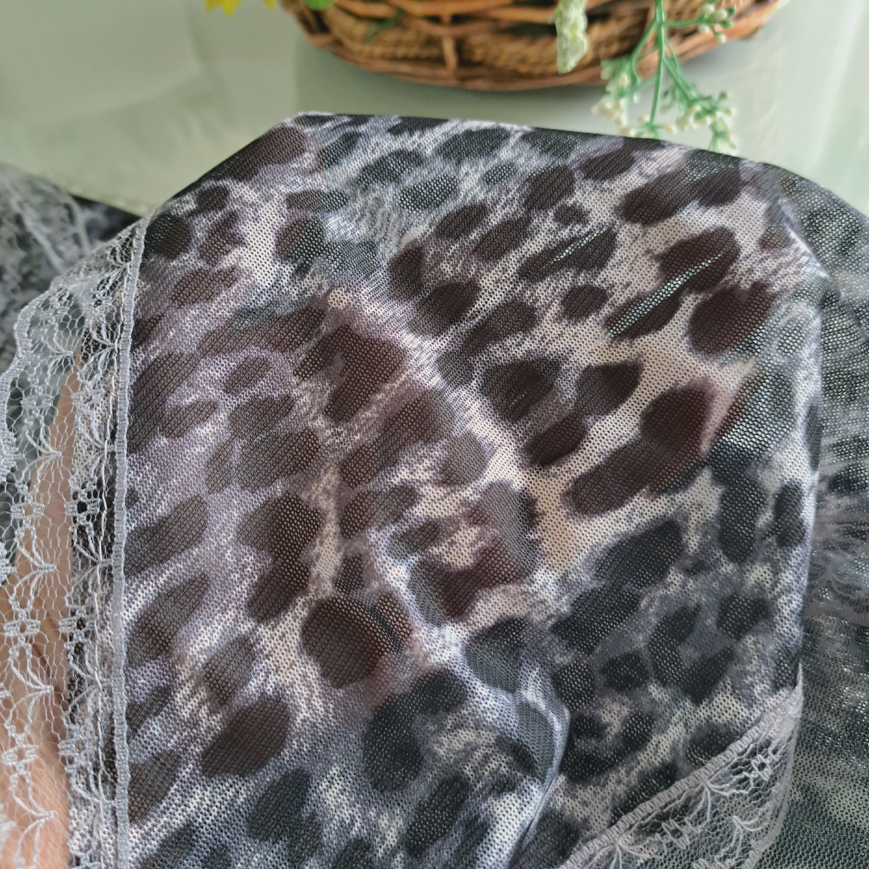 مینی اسکارف سه گوش نخی مشکی و قهوه ای طرح رز و پلنگی