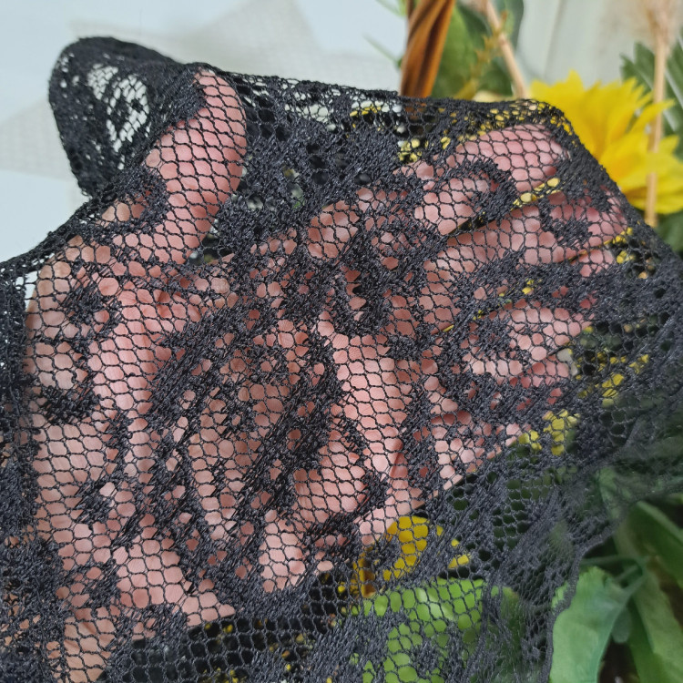 مینی اسکارف تل دار مشکی طرح ترمه ابعاد 62 در 62 گیپور دوزی شده