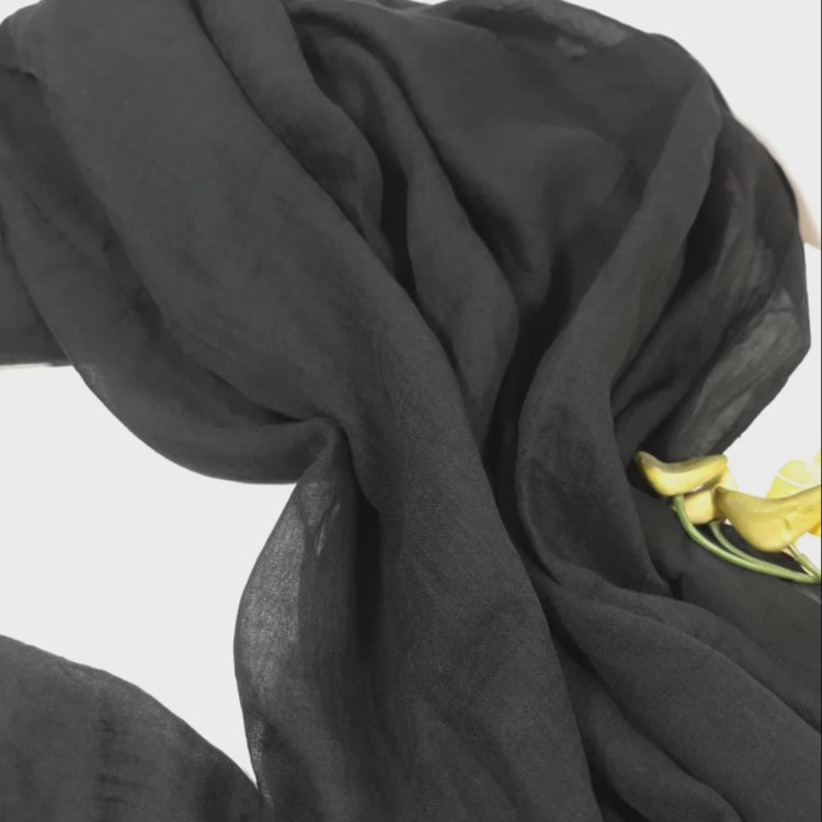 شال نخی سوپر گیاهی 3 متری مشکی و سفید طرح ساده ابعاد 80 در 250 سانتی متر