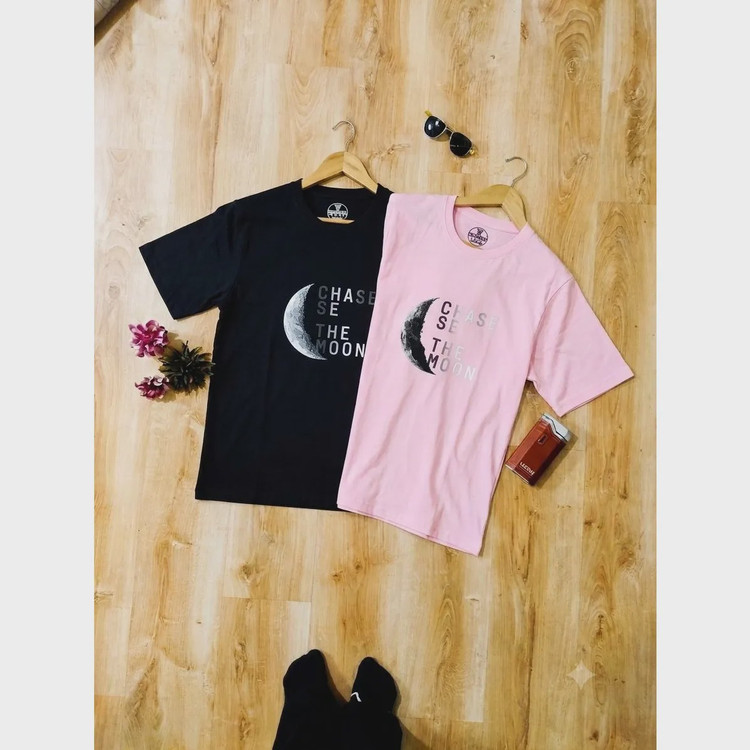 تیشرت مردانه و زنانه فانتزی نخ پنبه طرح CHASE THE MOON رنگ مشکی و صورتی