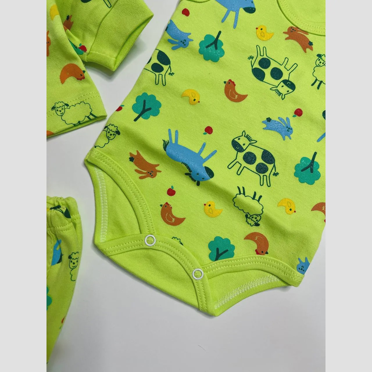 ست 3 تکه لباس نوزادی طرح حیوانات سبز جنس پنبه ای (بلوز، بادی و شلوار)