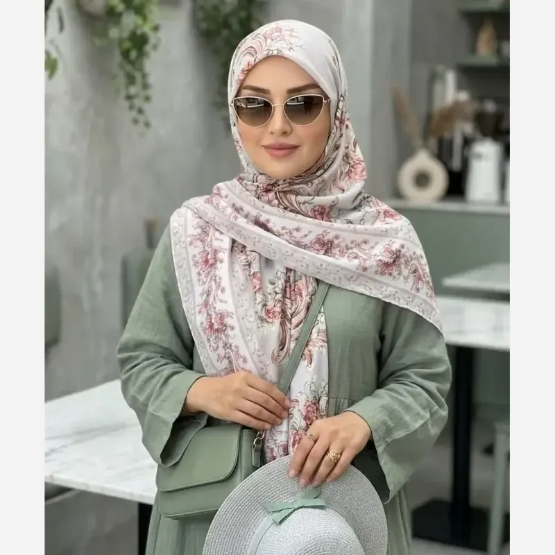 روسری زنانه نخی کاستوم طرح حنا ابعاد 140 در 140 رنگ سیلور طوسی دور دوز