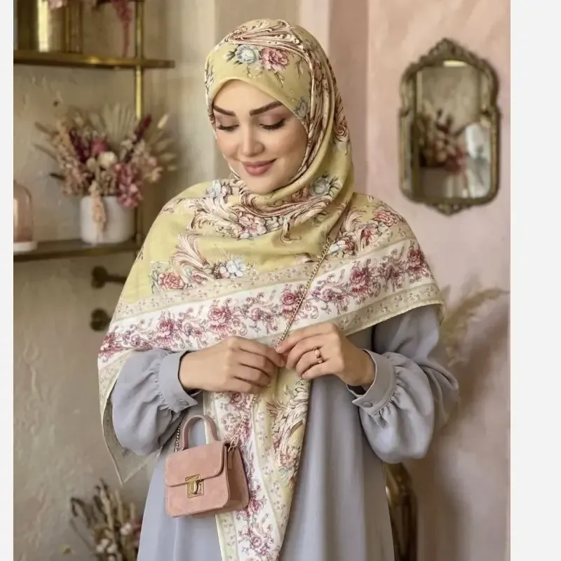 روسری زنانه نخی کاستوم طرح حنا ابعاد 140 در 140 رنگ سیلور طوسی دور دوز