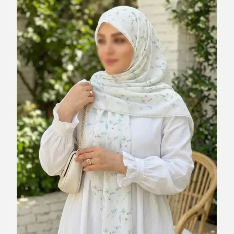 روسری نخ کاستوم طرح گل ریز زمینه سفید ابعاد 140 در 140