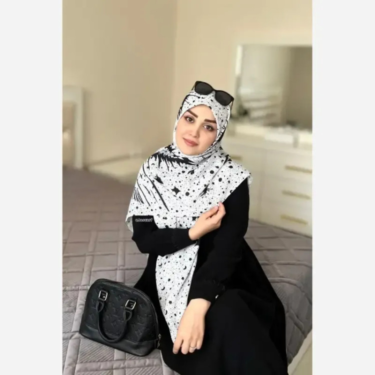 روسری نخی طرح ماهلین ابعاد 140 در 140 زمینه مشکی با ماه و ستاره سفید