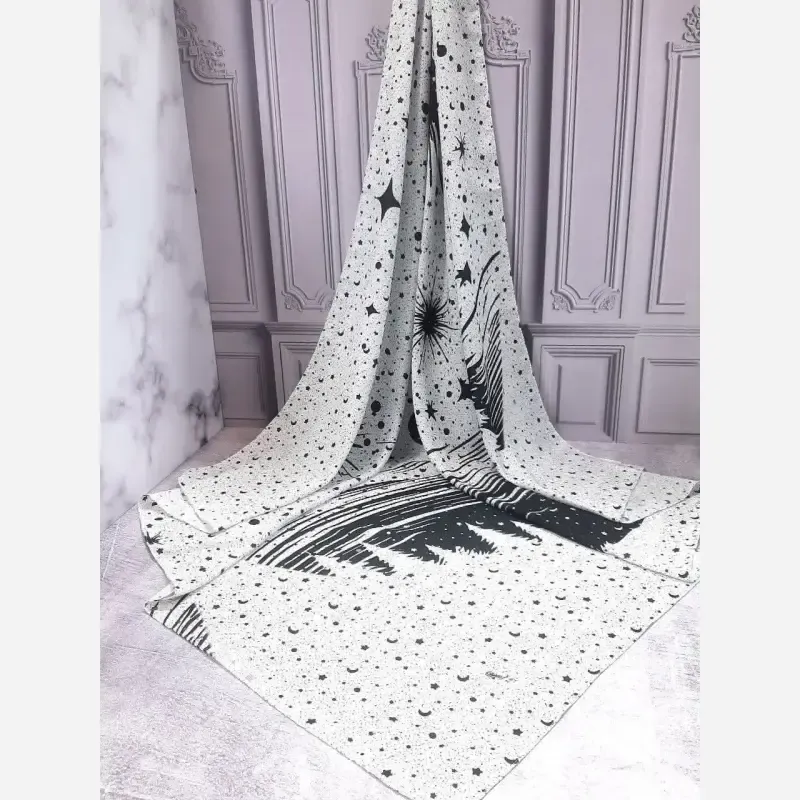 روسری نخی طرح ماهلین ابعاد 140 در 140 زمینه مشکی با ماه و ستاره سفید
