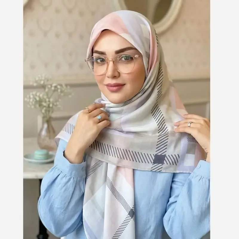 روسری نخ کاستوم طرح باربری سفید قواره بزرگ 140 سانتیمتر دور چرخ دوز