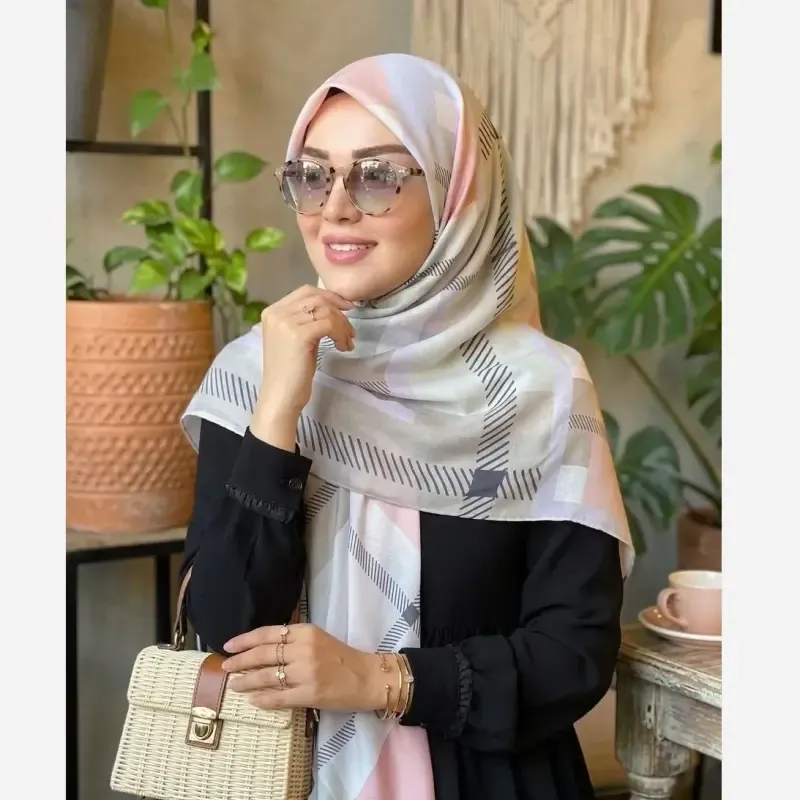 روسری نخ کاستوم طرح باربری سفید قواره بزرگ 140 سانتیمتر دور چرخ دوز