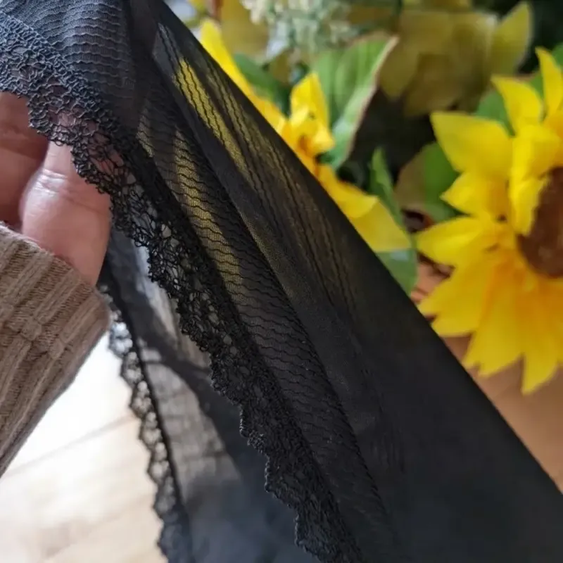 مینی اسکارف حریر ژولی سفید و مشکی ابعاد 70 در 70 در 100 حاشیه دانتل دوزی شده