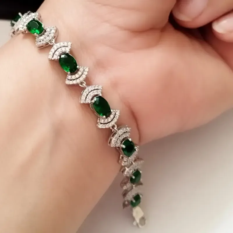 دستبند نقره زنانه عیار 925 با نگین زمرد سنتاتیک و روکش طلا سفید