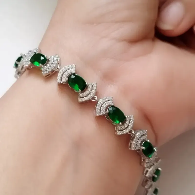 دستبند نقره زنانه عیار 925 با نگین زمرد سنتاتیک و روکش طلا سفید