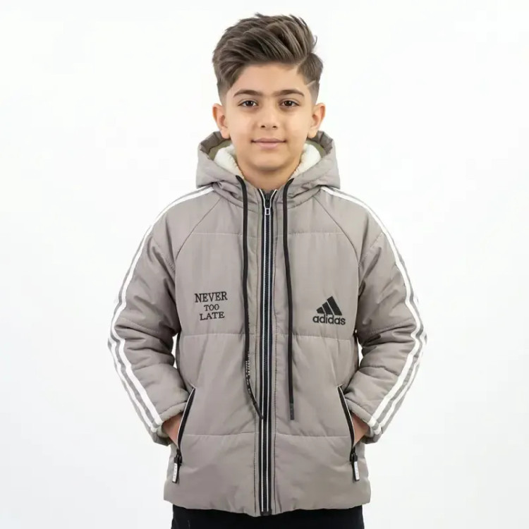 کاپشن پسرانه ADIDAS شمعی رنگ خاکی مناسب پاییز و زمستان