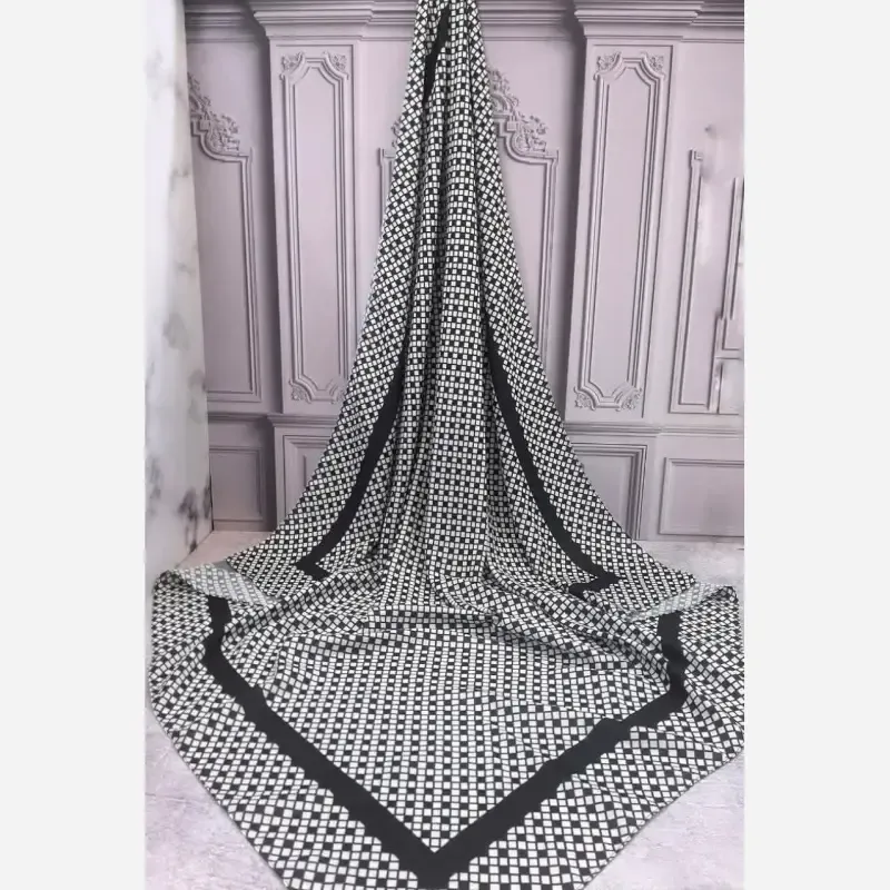 روسری نخ طرح مایایه سفید مشکی دوردوز ابعاد 140 در 140