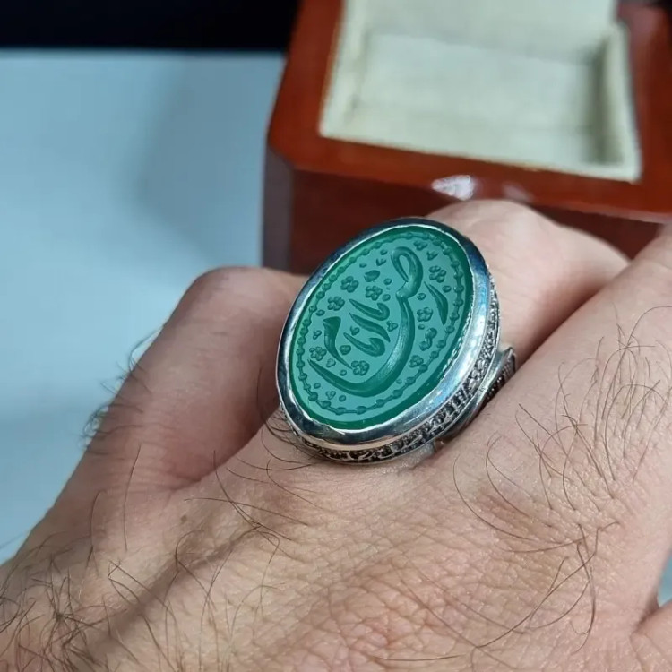 انگشتر نقره مردانه عقیق سبز با حکاکی دست استاد فتح عیار 925 (2)