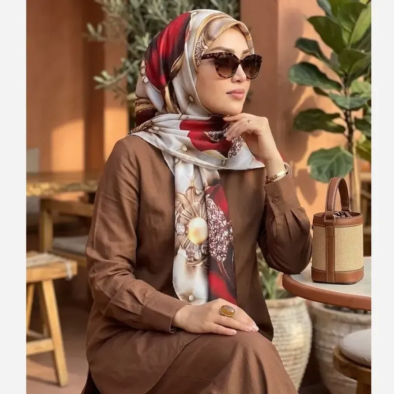 روسری نخی کاستوم طرح شقایق ابعاد 140x140 چرخ دوز