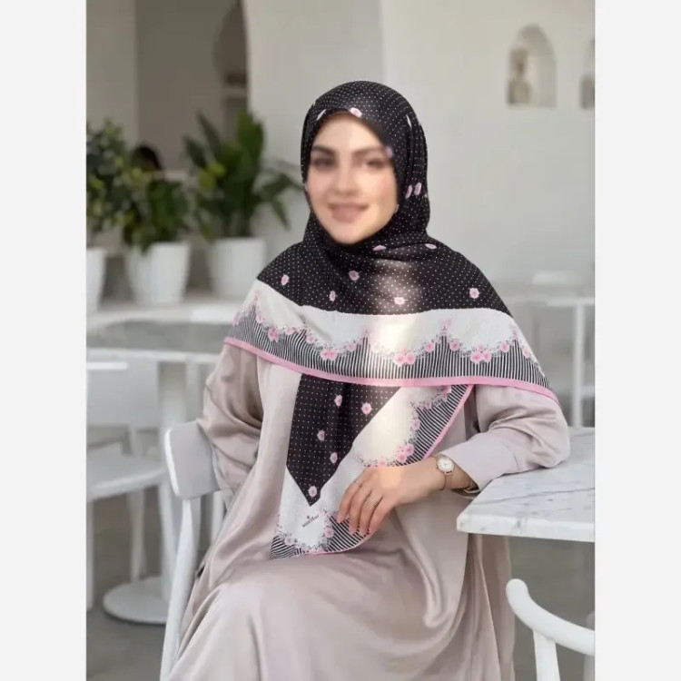 روسری سوپر نخ قواره 140 طرح گلدار رنگ مشکی و سرمهای