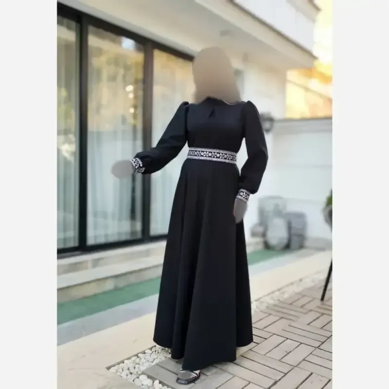 پیراهن زنانه کرپ مازراتی طرح نگار مشکی با کمربند و خرجکار هندی سایز 34 تا 52