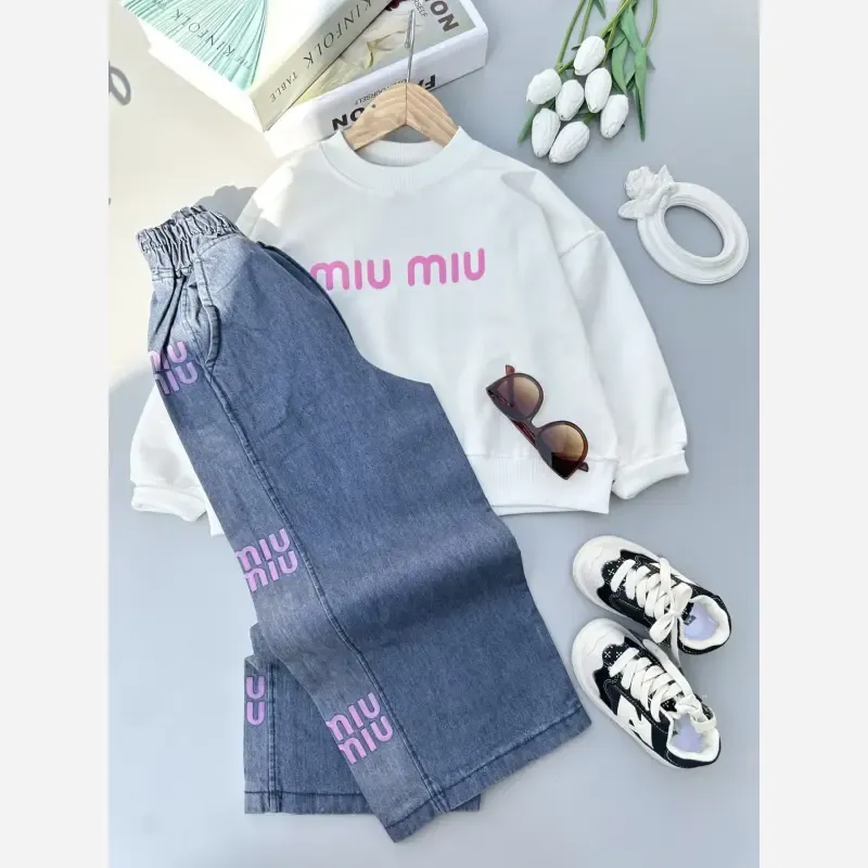 ست بلوز و شلوار لی دخترانه بچگانه طرح Miu Miu پاییزه دورس لاکرا سایز 45 تا 70